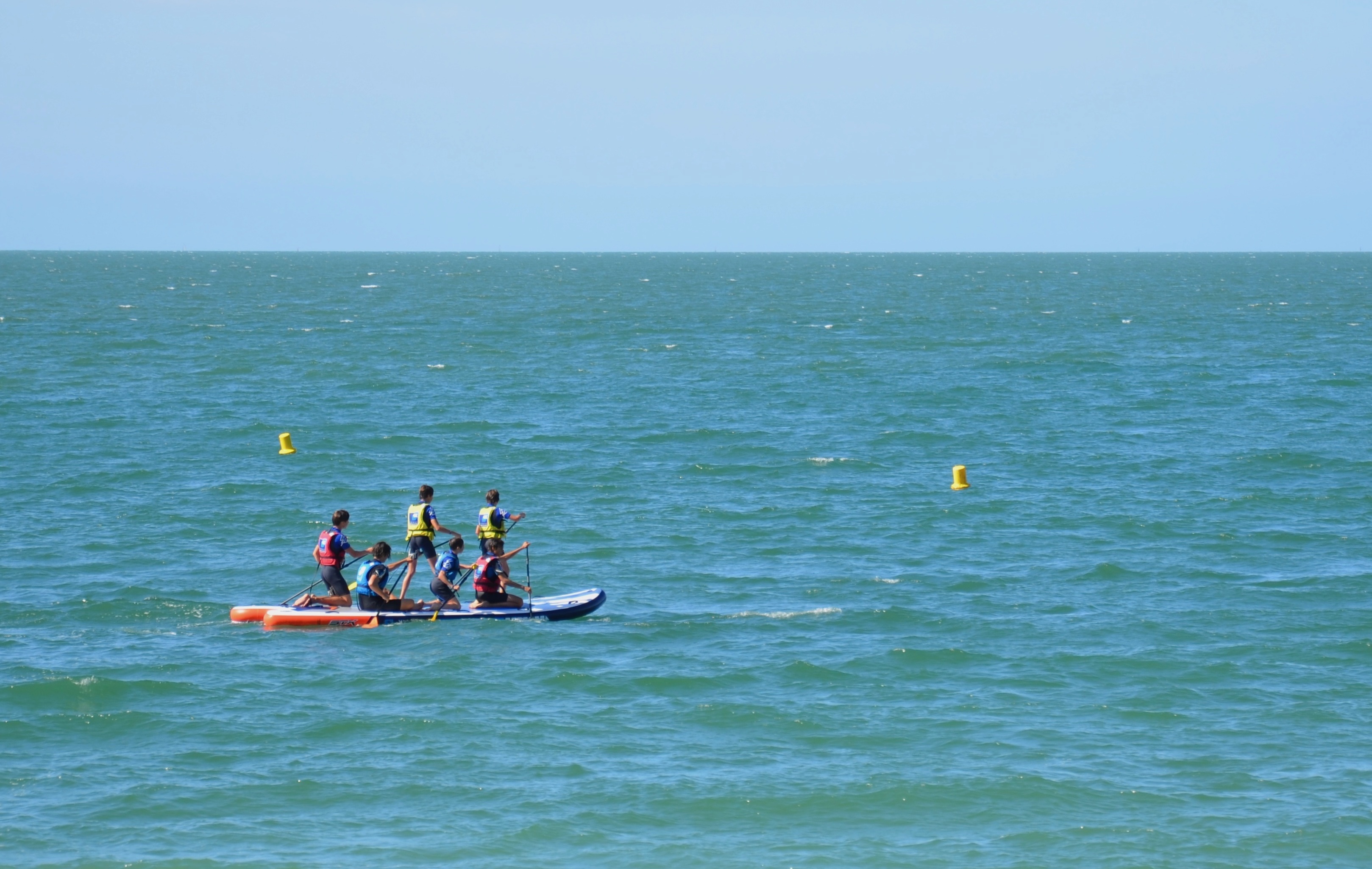 Location de paddle géant jusqu’à 9 personnes avec le Club Nautique de Trouville Hennequeville CNTH