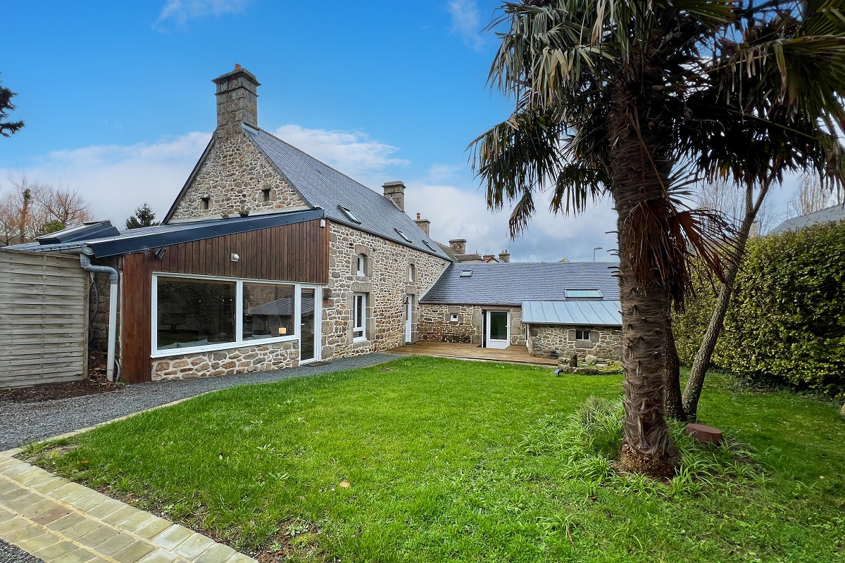 Meublé de tourisme > Maison en pierre, piscine et jardin proche mer