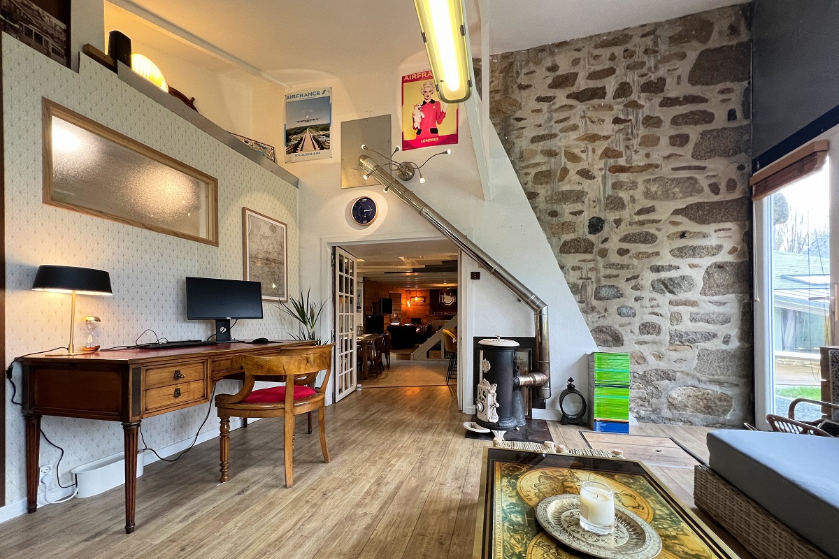 Meublé de tourisme > Maison en pierre, piscine et jardin proche mer, Montfarville - photo 2