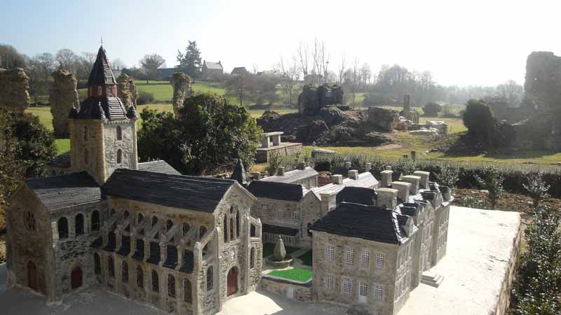 Abbaye de Savigny-le-Vieux, Savigny-le-Vieux