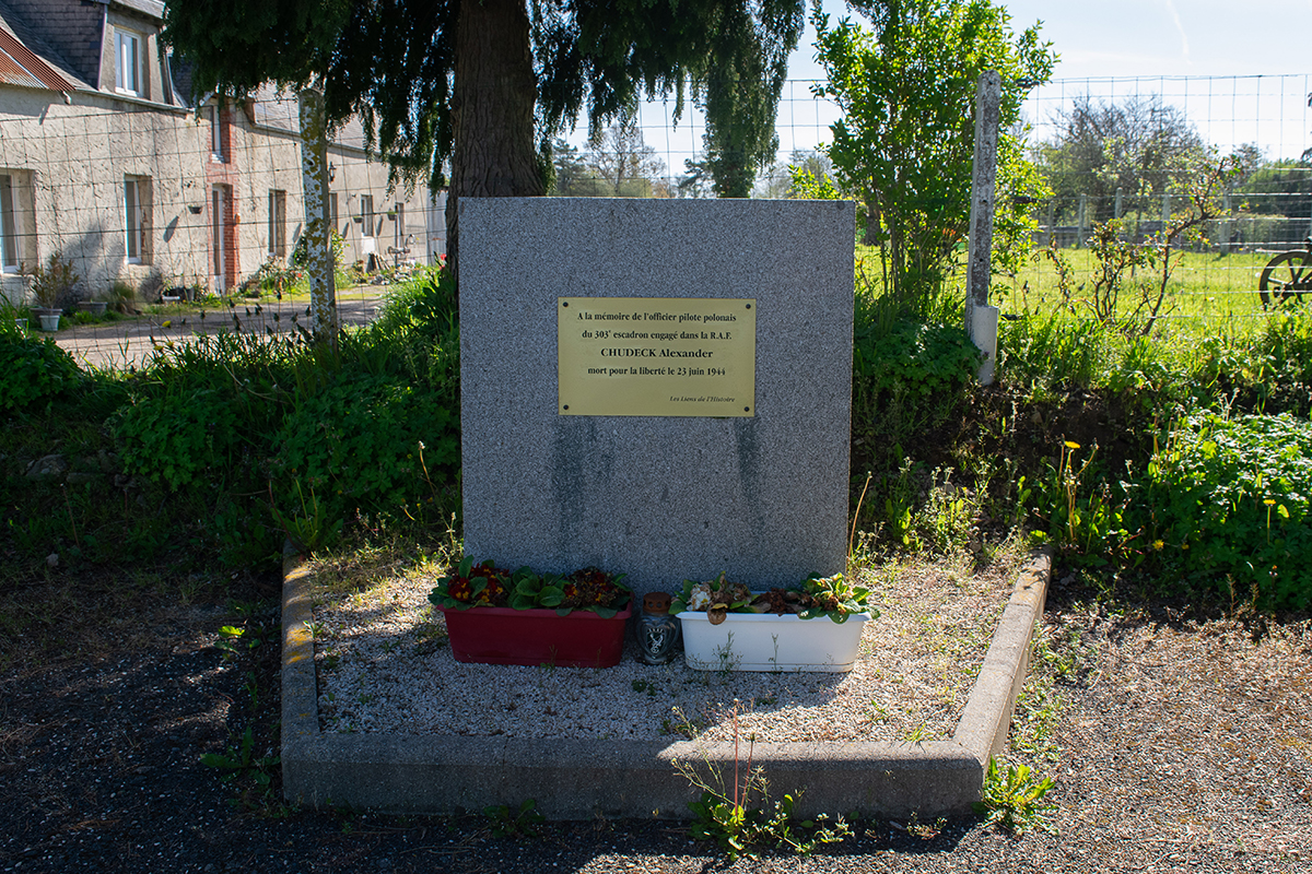 Les Terres Rouges, Les Monts d'Aunay