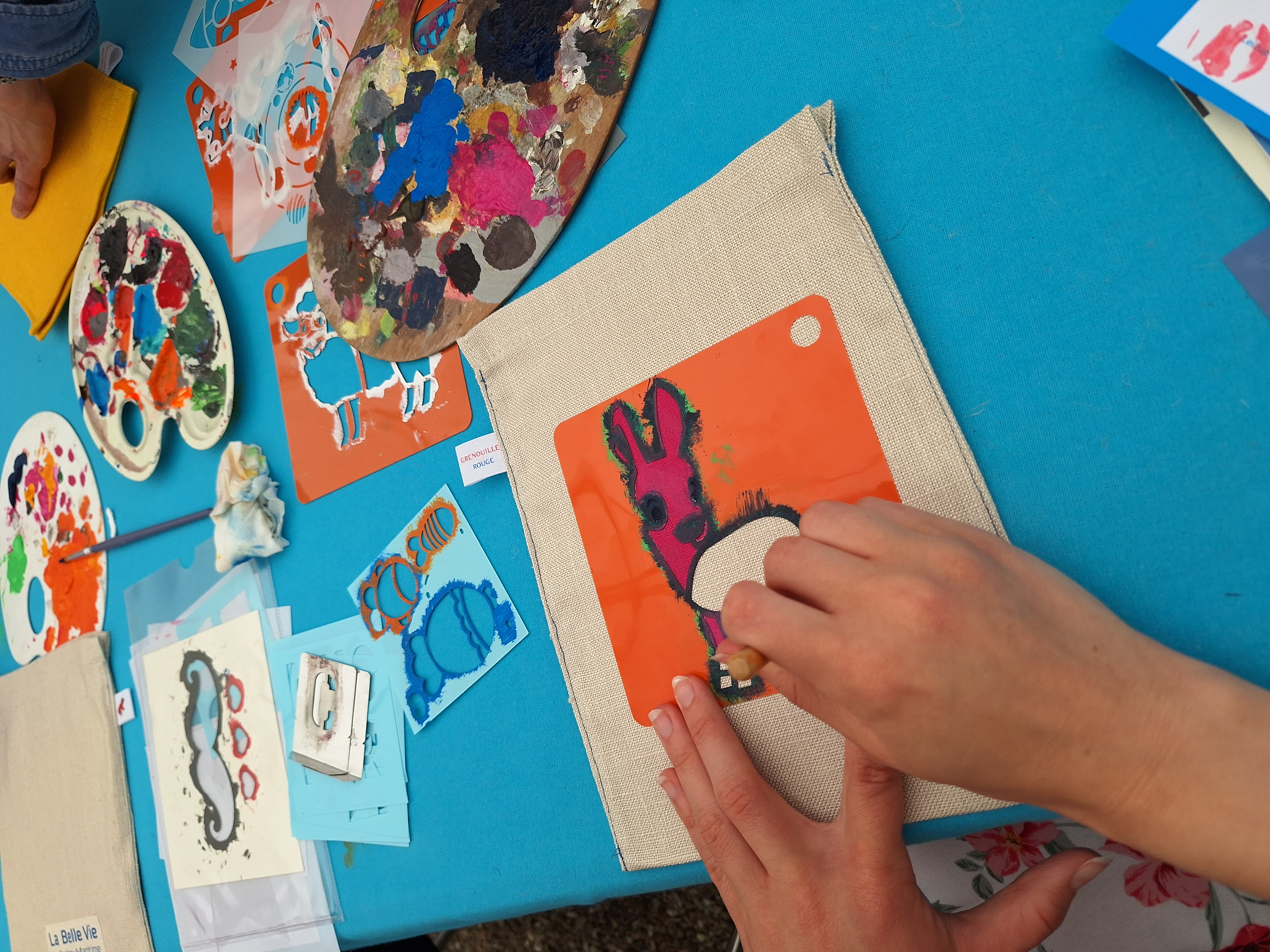 Le Printemps du Lin-Customisation de pochettes en lin chez Grenouille Rouge