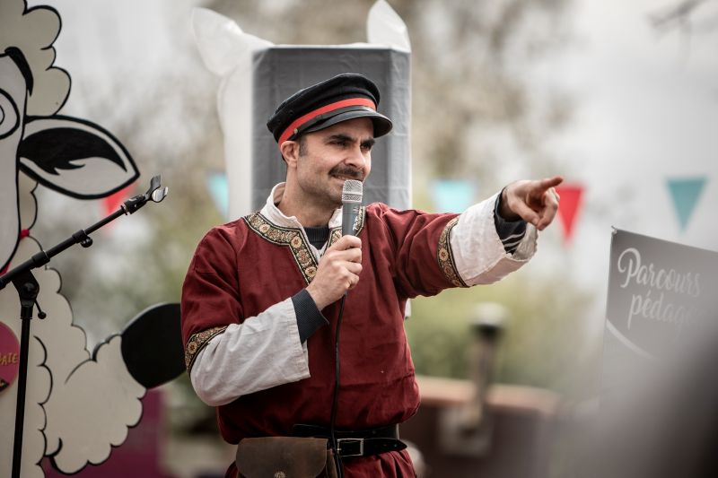 Spectacle d'humour : Monsieur Moustache à l'hôtel des falaises
