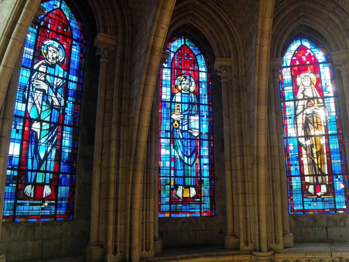 Histoire, mobilier, vitraux et décors de la cathédrale Saint-Pierre de Lisieux