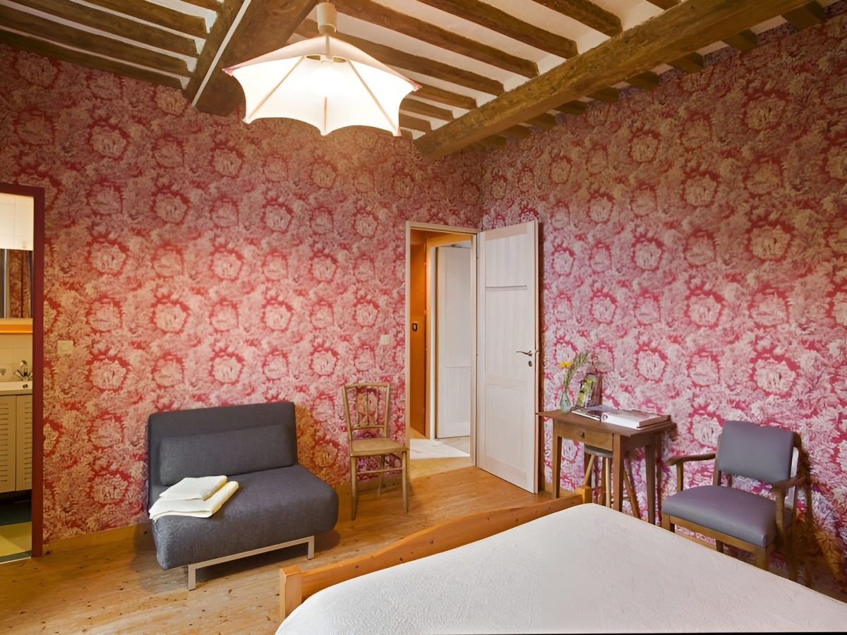 Chambre Rouge, Reviers
