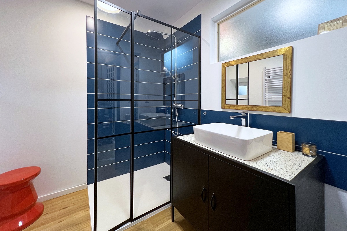 Meublé de tourisme > Maison en pierre, piscine et jardin proche mer, Montfarville