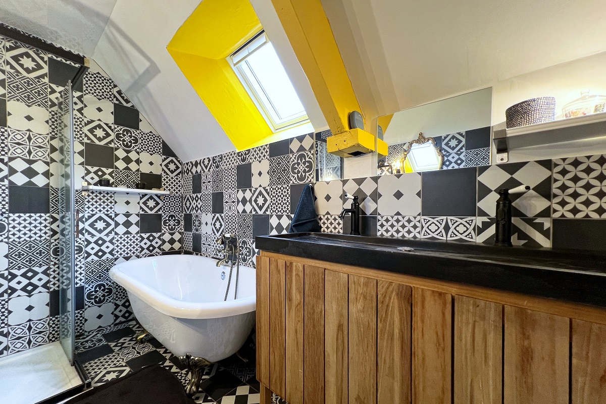 Meublé de tourisme > Maison en pierre, piscine et jardin proche mer, Montfarville - photo 7