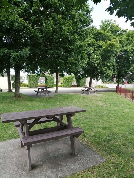 Aire de pique-nique > Salle des fêtes