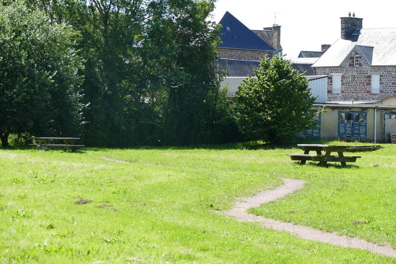 Aire de Pique Nique > Carrefour des randonneurs