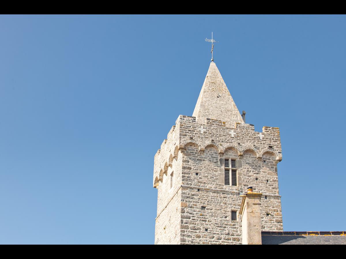Église Notre-Dame de Port-Bail et Baptistère