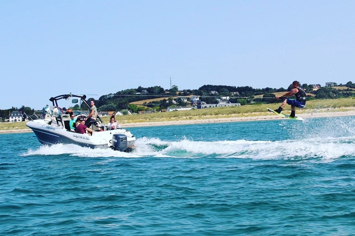 Archipel Côte des Isles > Sports de glisse et location de bateau