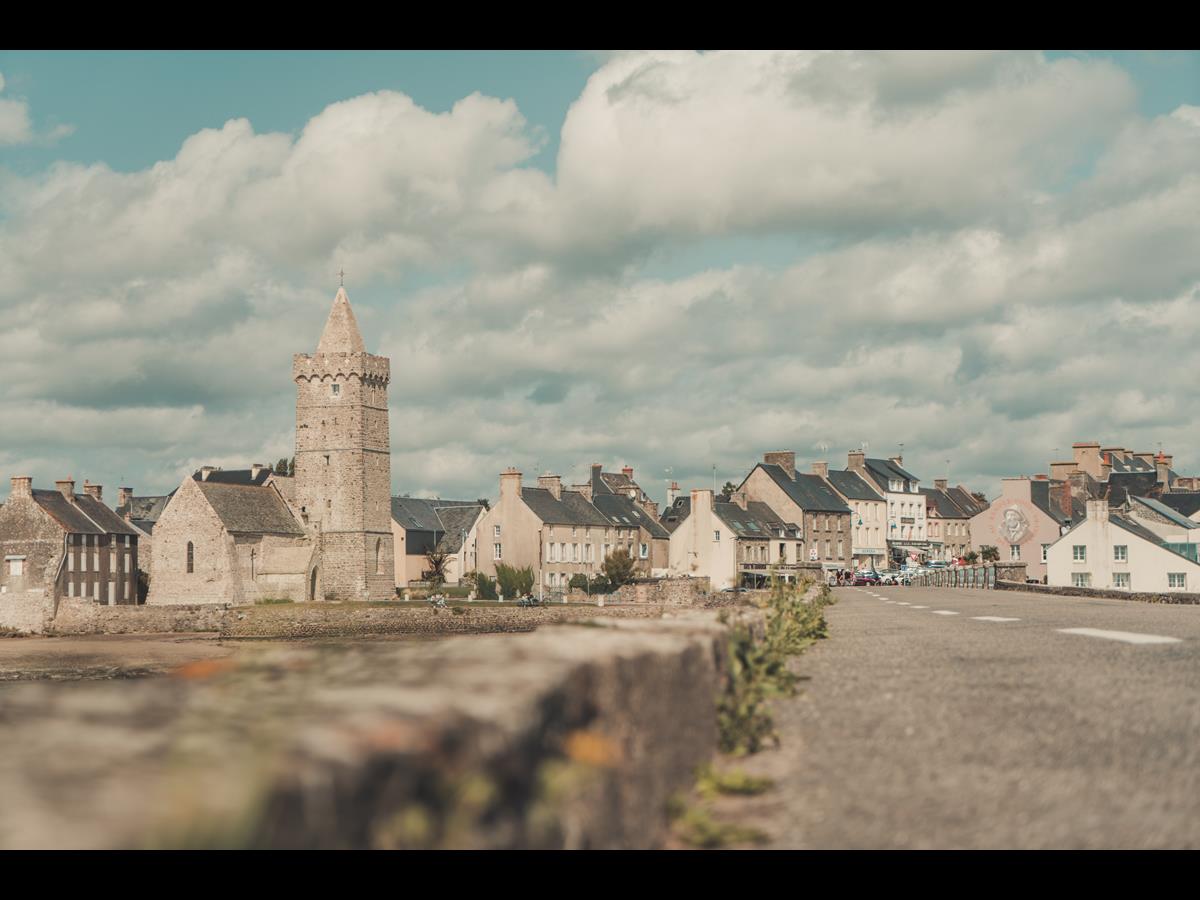 Église Notre-Dame de Port-Bail et Baptistère
