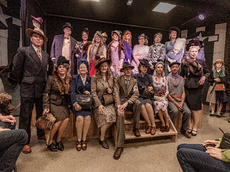 Exposition de véhicules et défilé de mode années 40