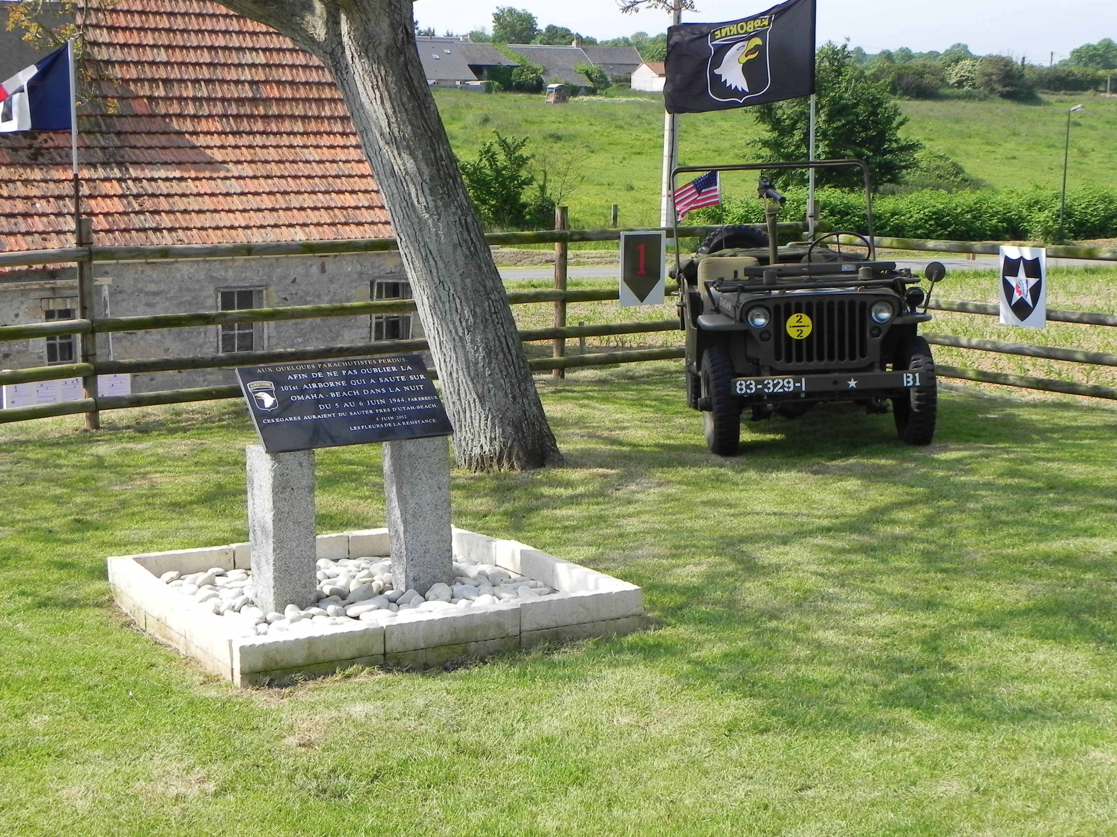 Hommage aux quelques parachutistes perdus sur le secteur d'Omaha Beach