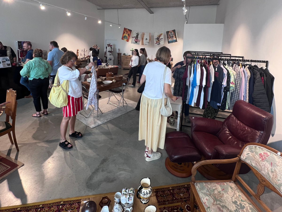 Vente éphémère de mobilier de seconde main chez Honfleur Normandy Outlet