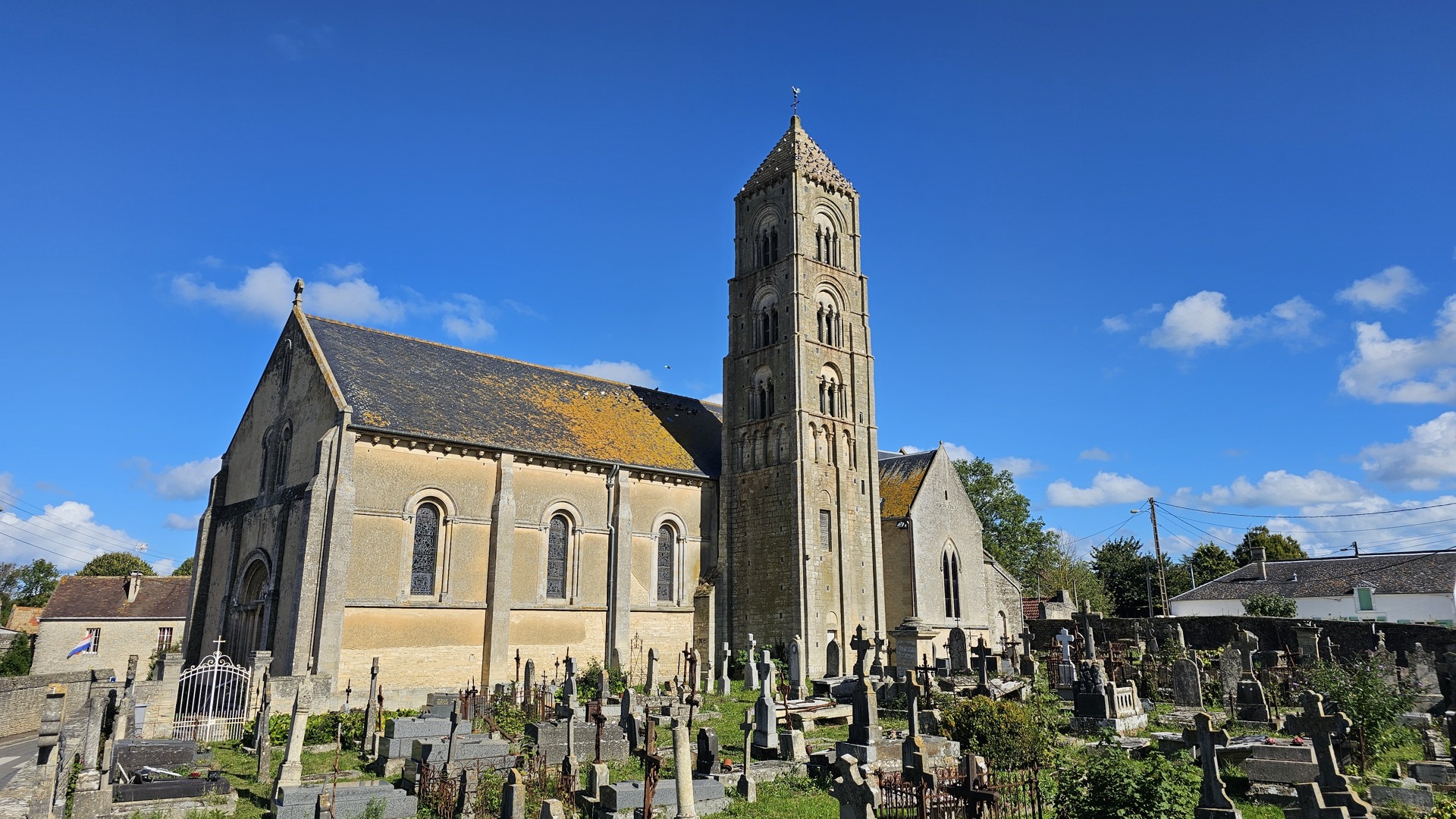 Sonneurs de cors de chasse dans l'église Saint-Martin à Ver-sur-Mer