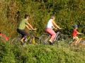 Famille à vélo dans le Calvados (2)