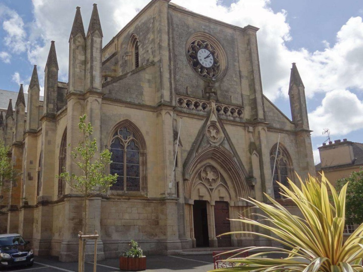 Festival Les Traversées Tatihou - Visite conférence des vitraux et de l’église de Saint-Vaast-la-Hougue — visuel événement