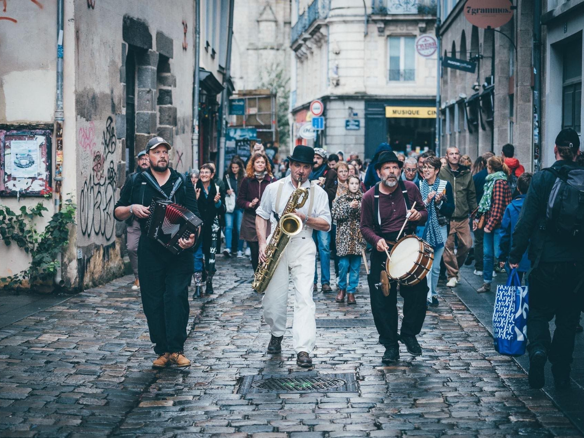 Festival Les Traversées Tatihou - Déambulation Tribal Jâze — visuel événement