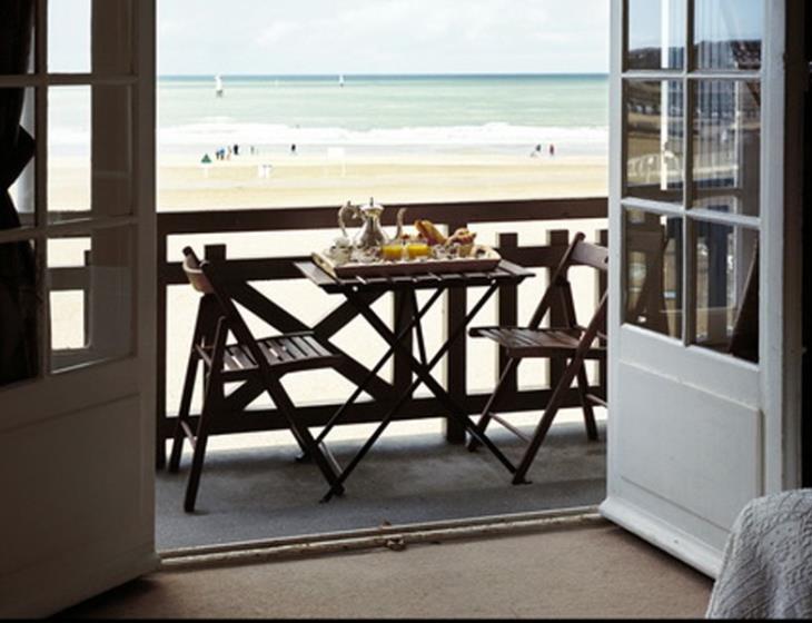 Chambre et terrasse vue mer à l'hotel le Flaubert sur la plage de Trouville-sur-Mer