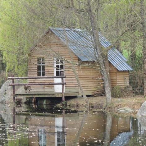 © orne tourisme La-Cabane-sur-l-ile-joue-du-bois