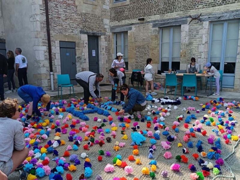Atelier famille fleurs en papier crépon dans le cadre de la fête des Marins