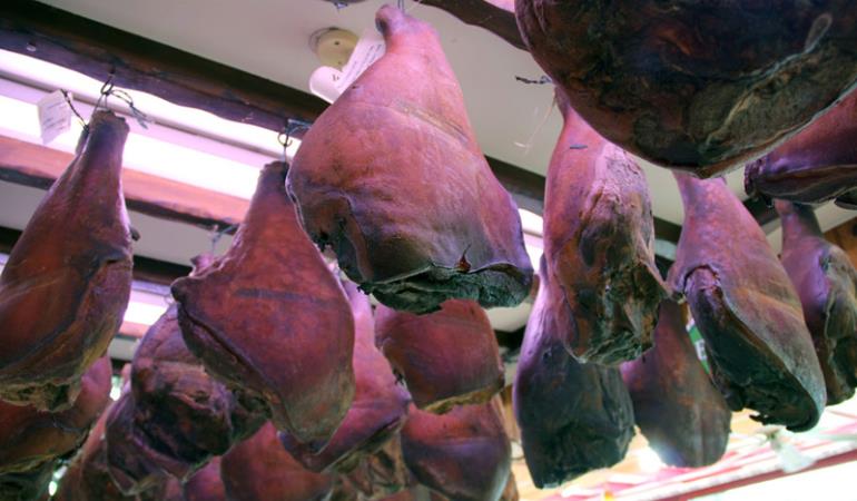 Lessay_Les Jambons de Lessaymagasin-jambon-de-lessay11 Lessay_Les Jambons de Lessaymagasin-jambon-de-lessay11