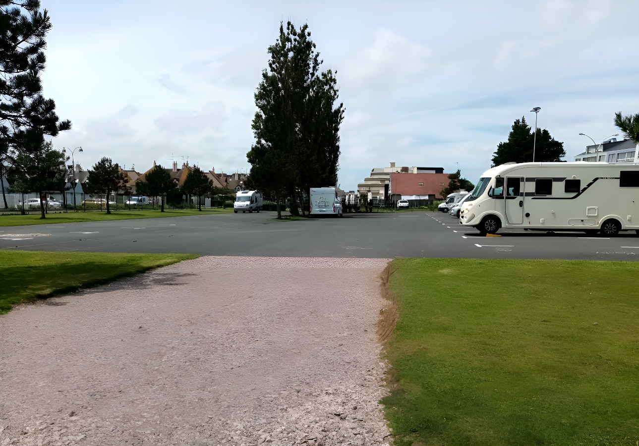 Aire de camping-car Avenue de la Combattante, Courseulles-sur-Mer - photo 2