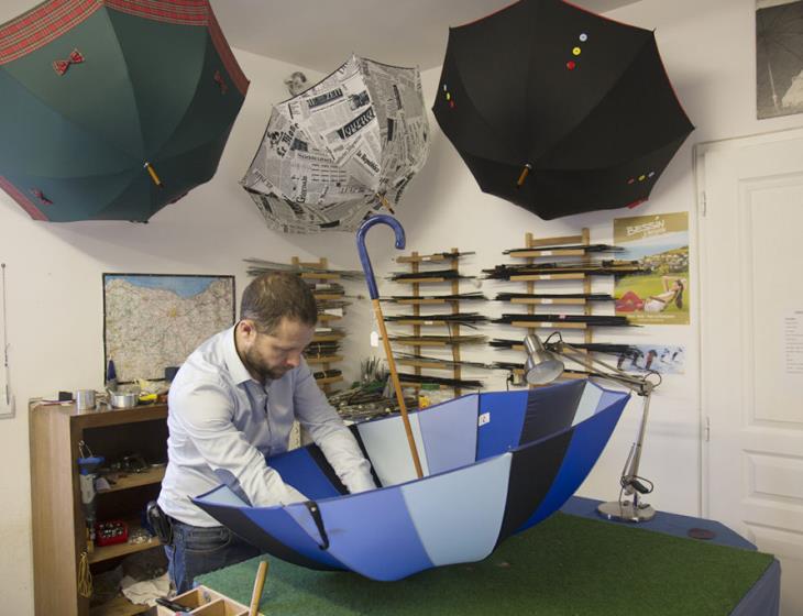 PARAPLUIES-H2O-Normandie-atelier-fabrication-main-parapluie-1024x683