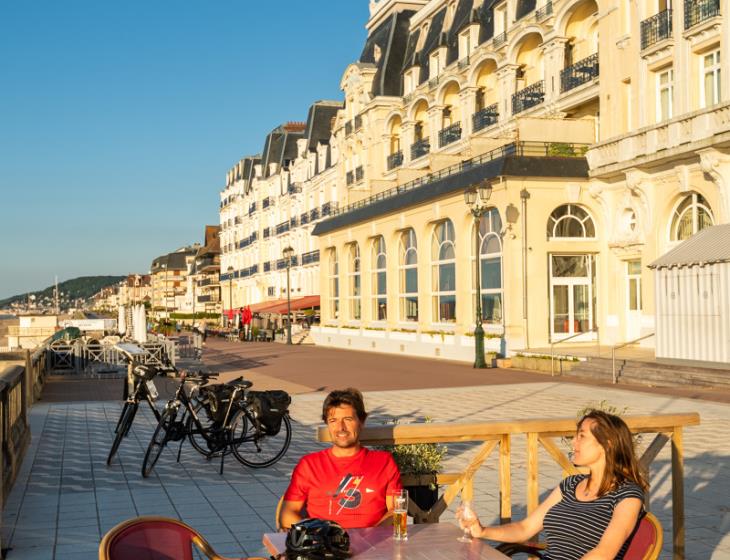 Pause_velo_sur_la_terrasse_du_Grand_Hotel_de_Cabourg-EV4-Emmanuel_Berthier-1200px
