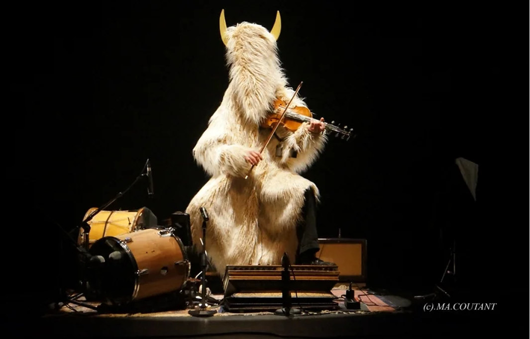 Villes en scène > Cavalcade en Cocazie - Rédèr Nouhaj / Collectif Les Vibrants Défricheurs
