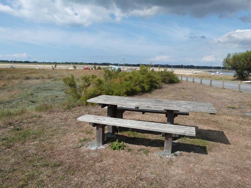 Aire de Pique Nique > Rue du port, embarcadère