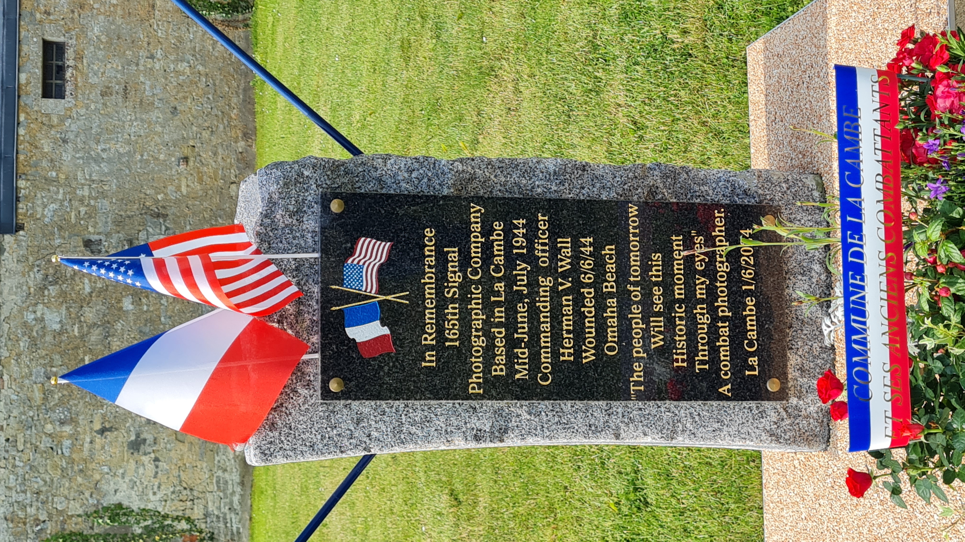 Cérémonie à la stèle du 165t Signal Photographic Cie