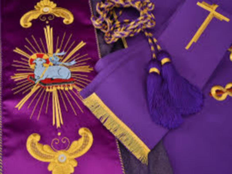 Visite de la crèche et exposition d&#039;habits sacerdotaux - Eglise de Saint Michel de Livet