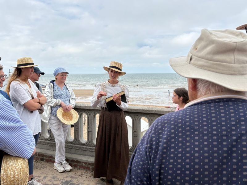Visite théâtralisée de Cabourg