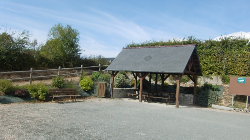 Aire de Pique Nique > Place de l'église