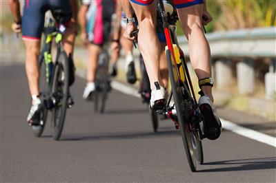 ©pavel1964 - stock.adobe.com Cycling competition cyclist athletes riding a race at high speed