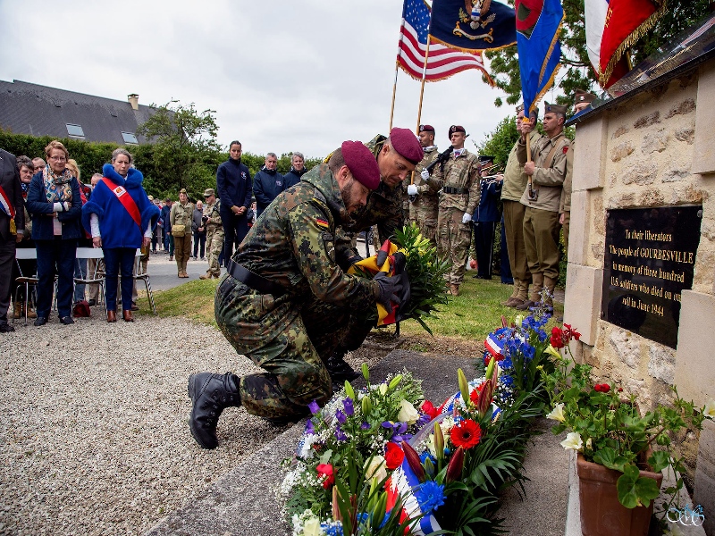 Cérémonie en l'honneur de la 82nd Airborne et de la 90th Infantry Division.