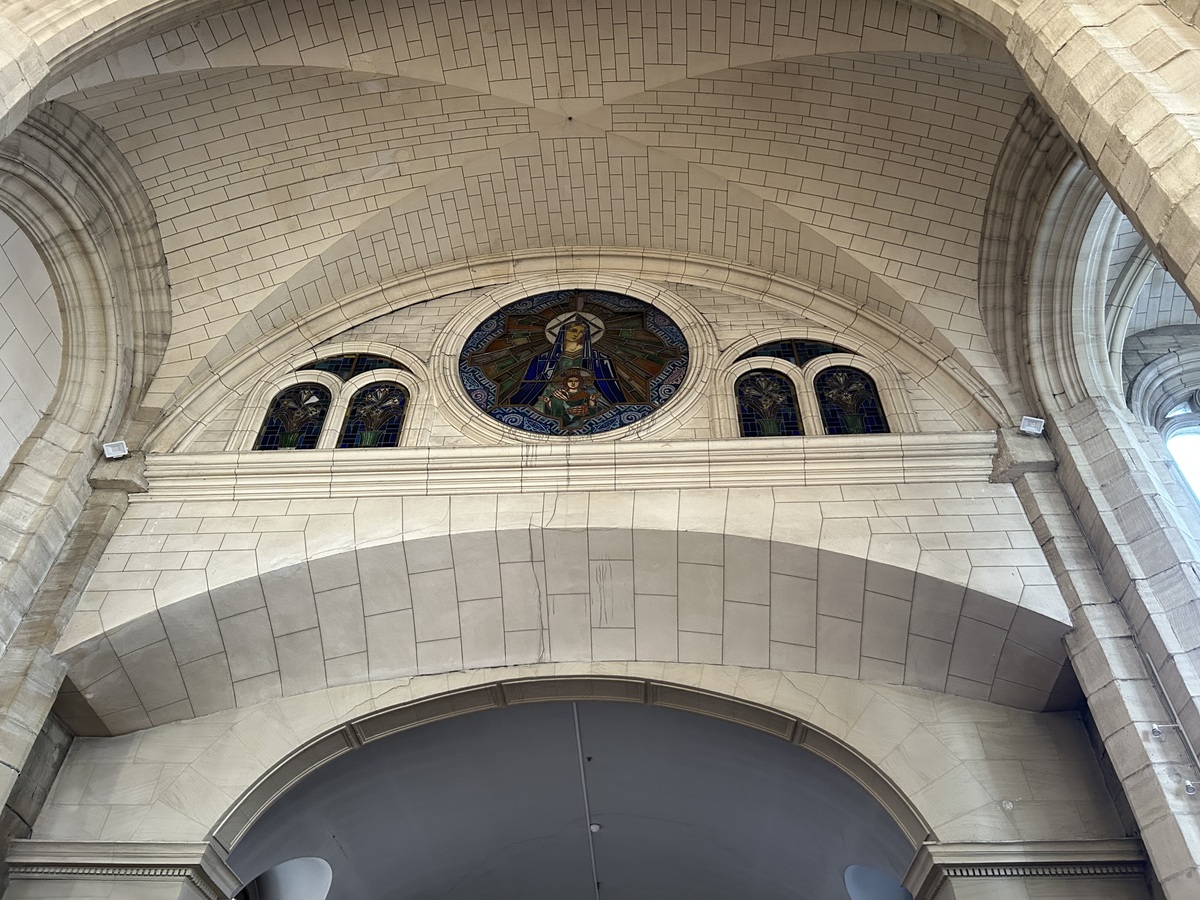 Chapelle Notre-Dame-de-Fidélité aux verrières Lalique, Douvres-la-Délivrande