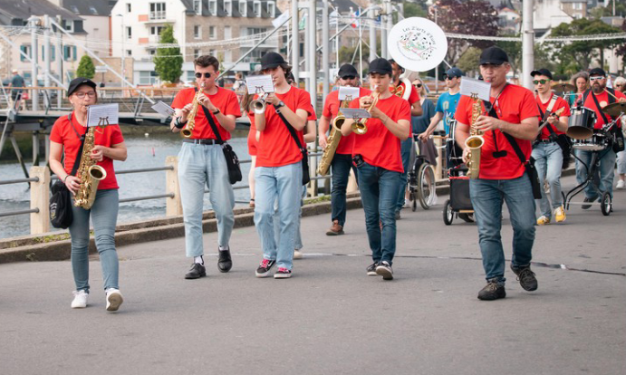 Fanfare " les arts d'Eure" du camping au West bar