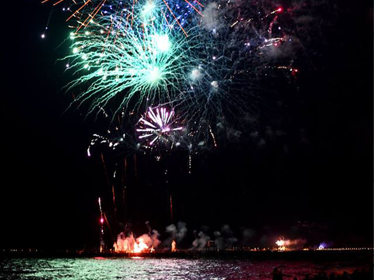 Feu d'artifice, fanfare et retraite aux lampions