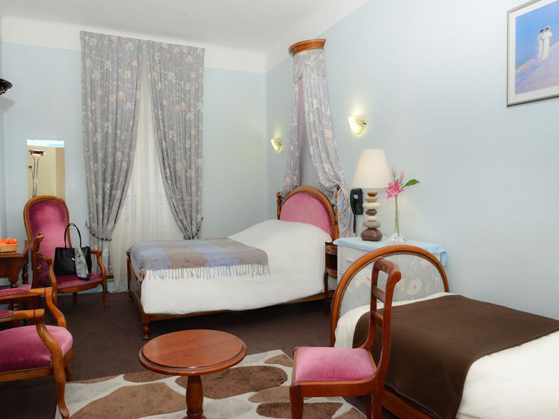 hotel-le-dauphin-Sees
