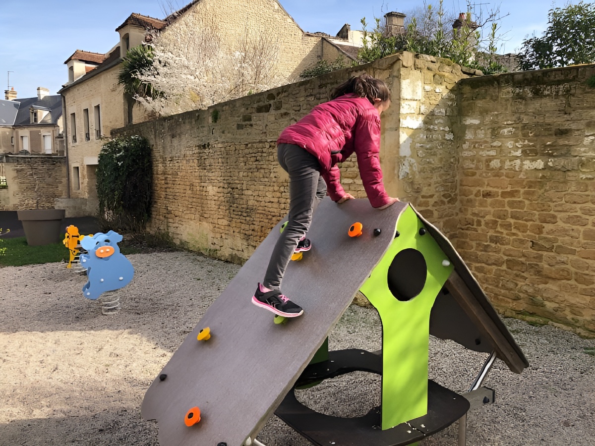 Aire de jeux - Cour d'Yvrande