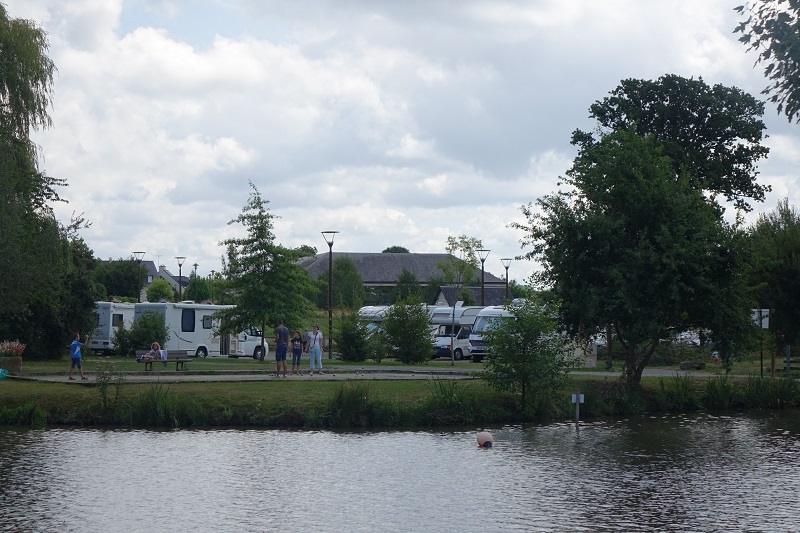 Aire de stationnement et de services au Plan d'eau