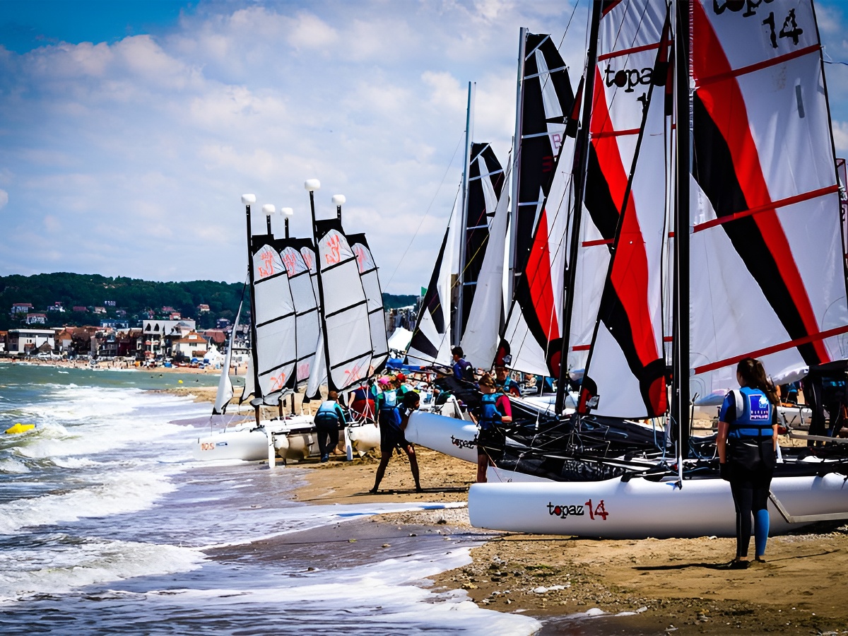 Stage catamaran pour enfants et adolescents au Pôle Nautique Villers Blonville (base de Villers)