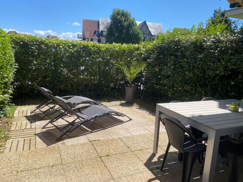 T2 - grande terrasse - RDC - 100 m accès plage